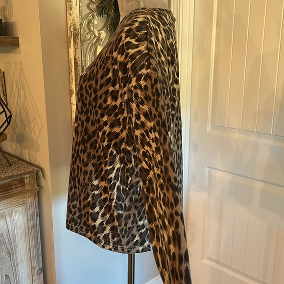 Banana Republic - comfortable pullover shirt - Size Medium - Leopard Print - Picture 2 of 6